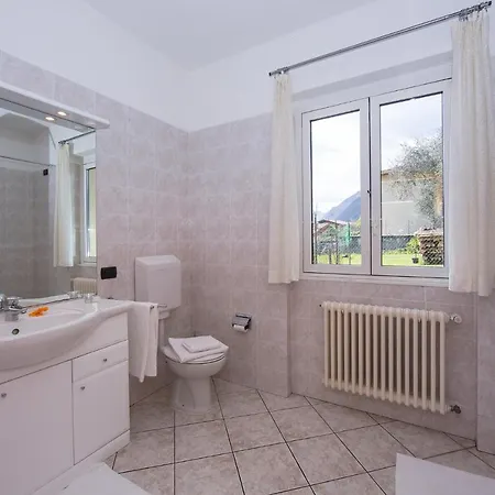 Sleeps 4 * Ossuccio